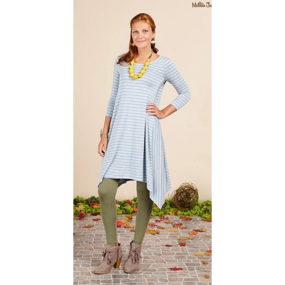 Matilda Jane Once Upon a Time Her
Majesty Handkerchief Dress sz XS gray blue str